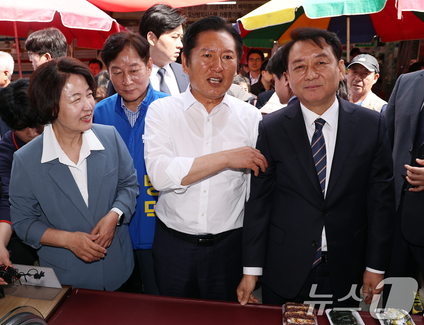 (하남=뉴스1) 구윤성 기자 = 더불어민주당 정청래 대표와 추미애 경기지사 후보, 이광재 하남갑 보궐선거 후보, 강병덕 하남시장 후보가 29일 오후 경기도 하남 덕풍전통시장을 찾아 …