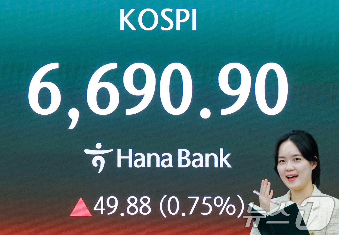 본문 이미지 - 코스피가 종가 기준 사상 최고치를 기록한 29일 오후 서울 중구 하나은행 본점 딜링룸에 종가가 나오고 있다. 2026.4.29 ⓒ 뉴스1 안은나 기자