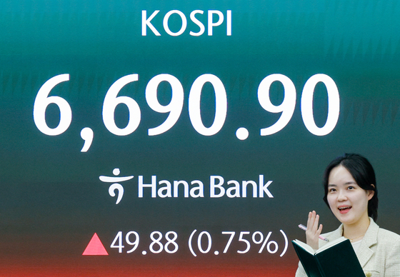 코스피 3일 연속 사상 최고…반도체 숨고르고 정유·화학 급등