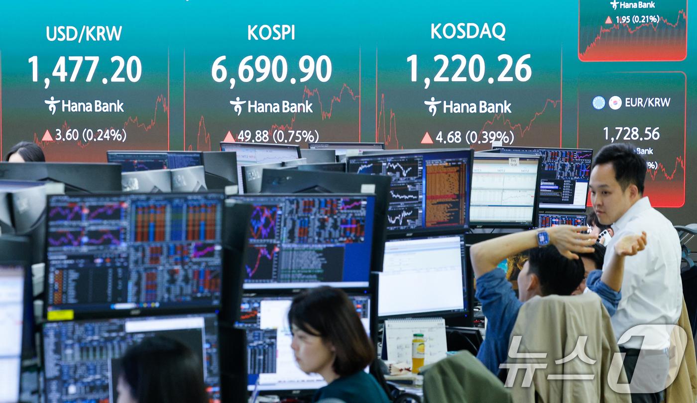 (서울=뉴스1) 안은나 기자 = 코스피가 종가 기준 사상 최고치를 기록한 29일 오후 서울 중구 하나은행 본점 딜링룸에 종가가 나오고 있다.이날 코스피 지수는 전일 종가와 비교해 …