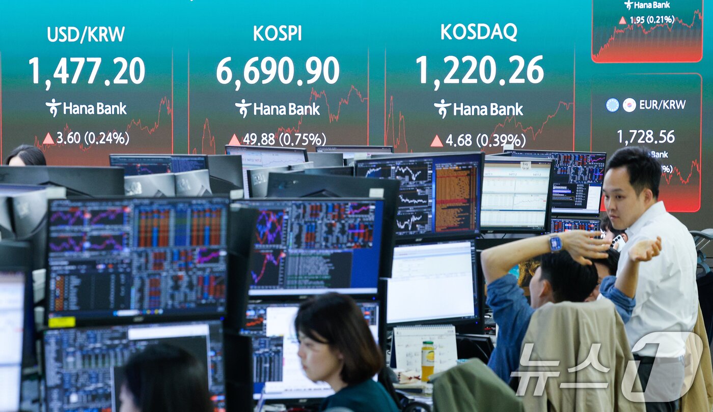 본문 이미지 - 코스피가 종가 기준 사상 최고치를 기록한 29일 오후 서울 중구 하나은행 본점 딜링룸에 종가가 나오고 있다. 2026.4.29 ⓒ 뉴스1 안은나 기자