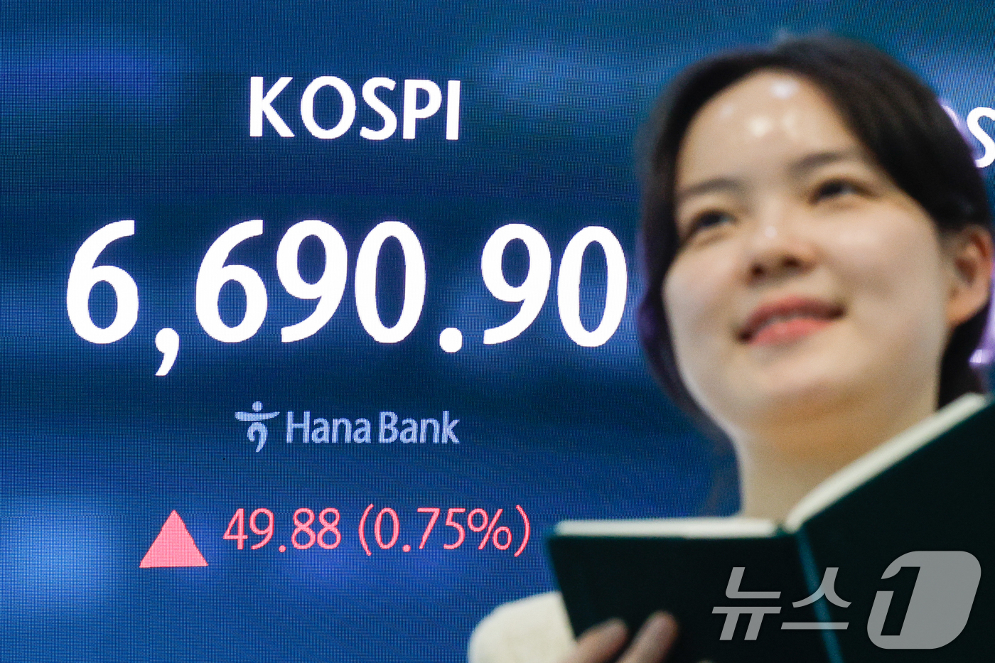 (서울=뉴스1) 안은나 기자 = 코스피가 종가 기준 사상 최고치를 기록한 29일 오후 서울 중구 하나은행 본점 딜링룸에 종가가 나오고 있다.이날 코스피 지수는 전일 종가와 비교해 …