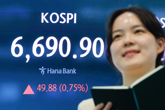 사흘 연속 종가 최고치 기록하는 코스피