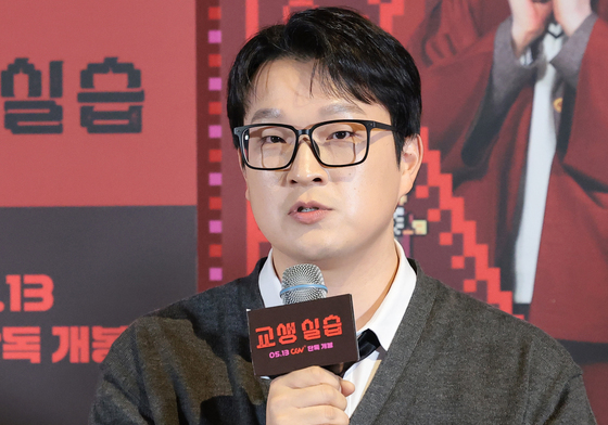 인사말 하는 김민하 감독