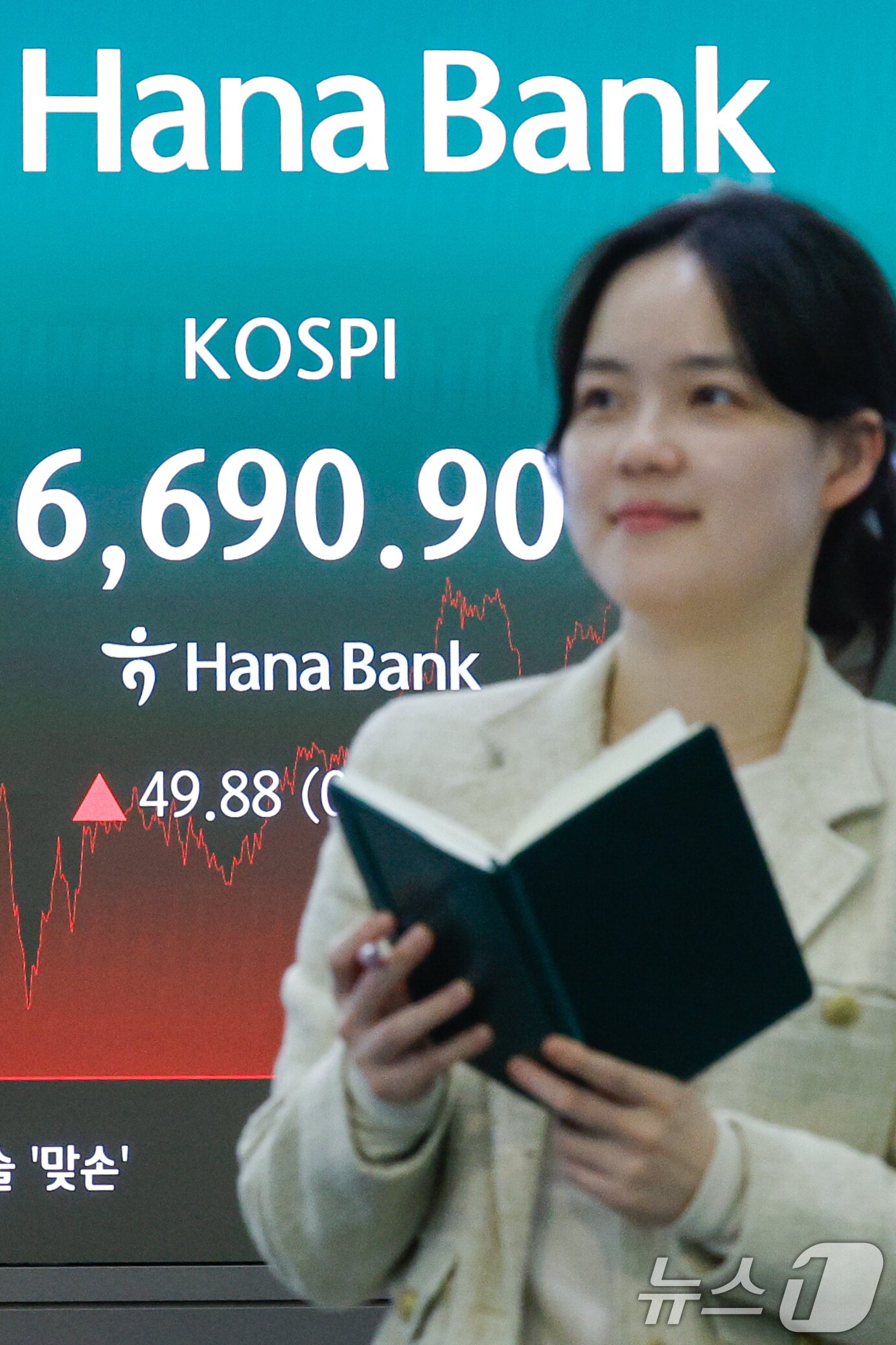 본문 이미지 - 코스피가 종가 기준 사상 최고치를 기록한 29일 오후 서울 중구 하나은행 본점 딜링룸에 종가가 나오고 있다. 2026.4.29 ⓒ 뉴스1 안은나 기자