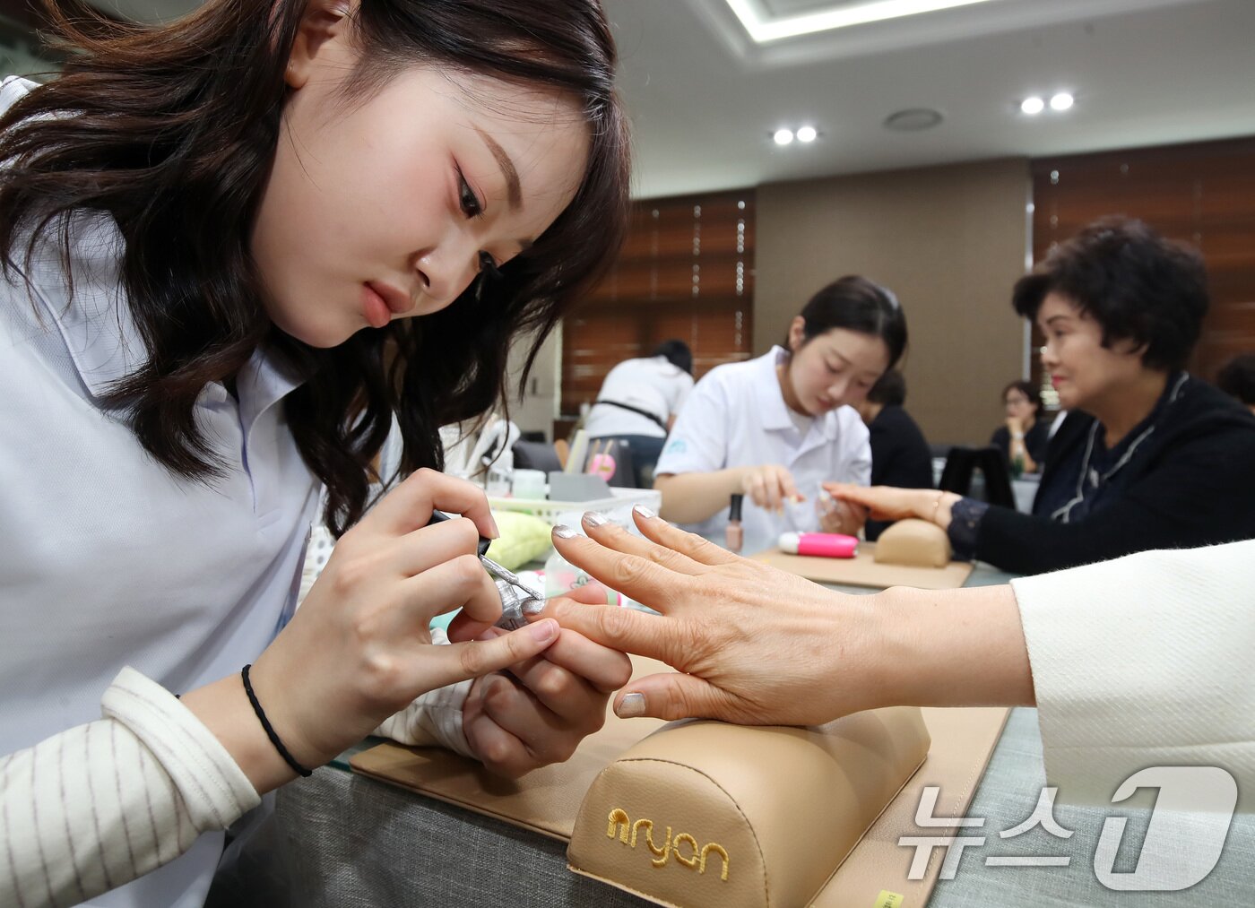 본문 이미지 - 29일 영진전문대 뷰티융합과 학생들이 대구 북구 농협대구본부에서 지역 농업인의 건강과 활력을 위한 뷰티 케어 봉사에 참여해 손과 손톱 관리를 해주고 있다. 2026.4.29 ⓒ 뉴스1 공정식 기자