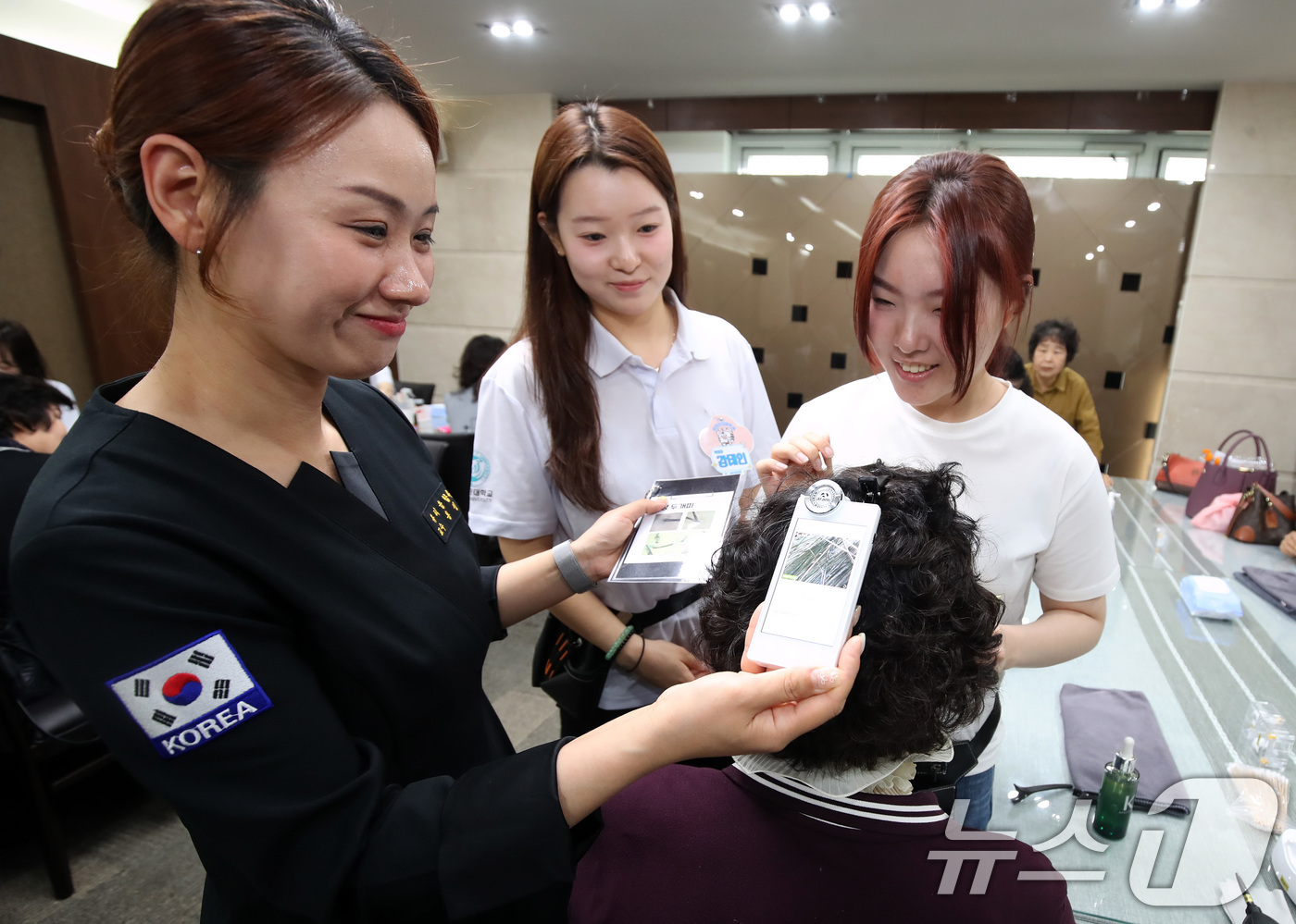 (대구=뉴스1) 공정식 기자 = 29일 오후 대구 북구 농협대구본부에서 영진전문대 뷰티융합과 학생들이 지역 농업인의 건강과 활력을 위한 뷰티 케어 봉사에 참여해 두피 진단·케어를 …