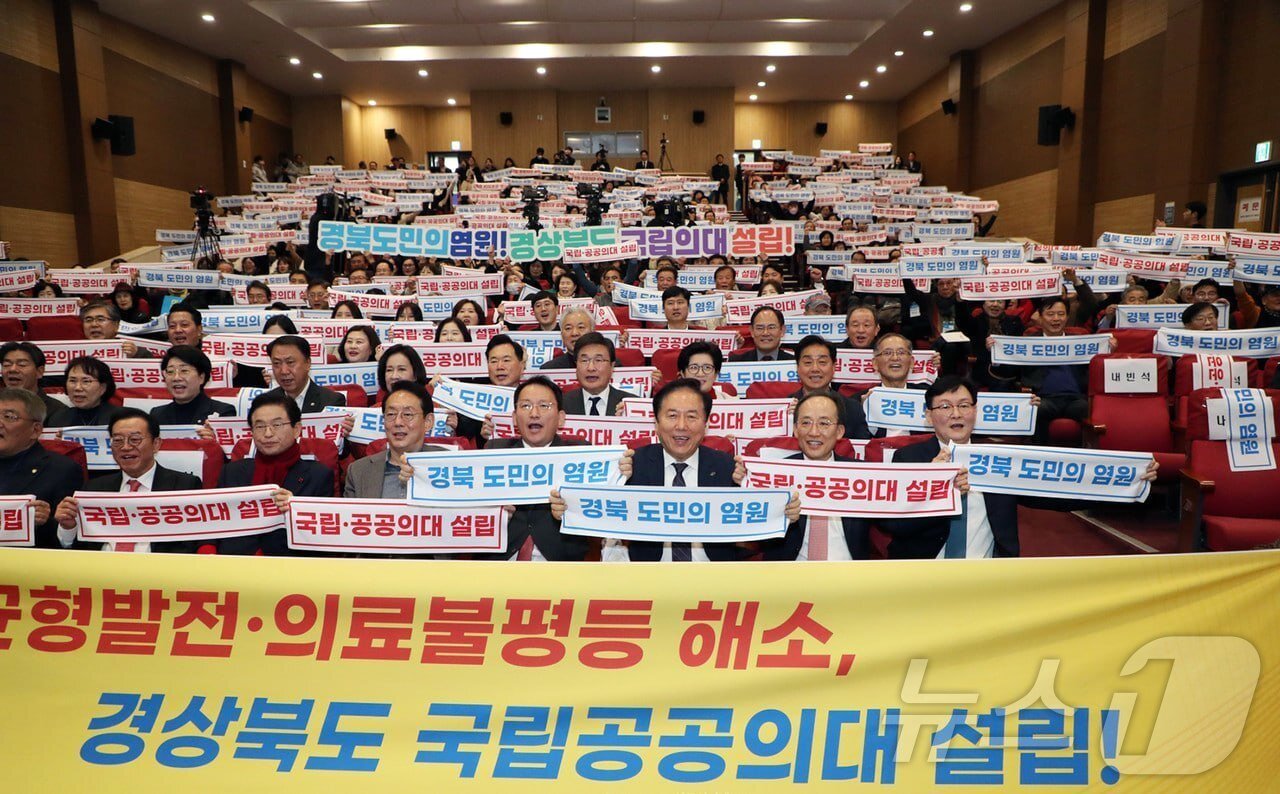 본문 이미지 - 권기창 안동시장 예비후보는 29일 국립의과대학 유치를 통해 원도심 활성화와 신도시 의료 거점 구축을 동시에 추진하겠다 2026.4.29 ⓒ 뉴스1 김대벽기자