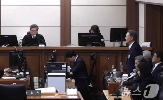 (서울=뉴스1) = 윤석열 전 대통령이 29일 오후 서울 서초구 서울고등법원에서 열린 특수공무집행방해, 직권남용 권리행사방해 등 혐의 2심 선고 공판에서 선고를 받고 있다. (서울 …