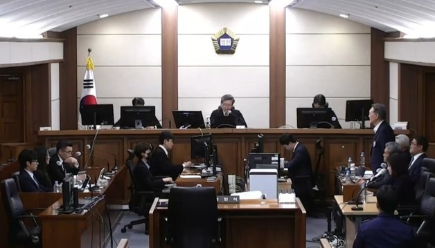 尹 항소심 '징역 7년'…내란재판부 윤성식 부장판사는