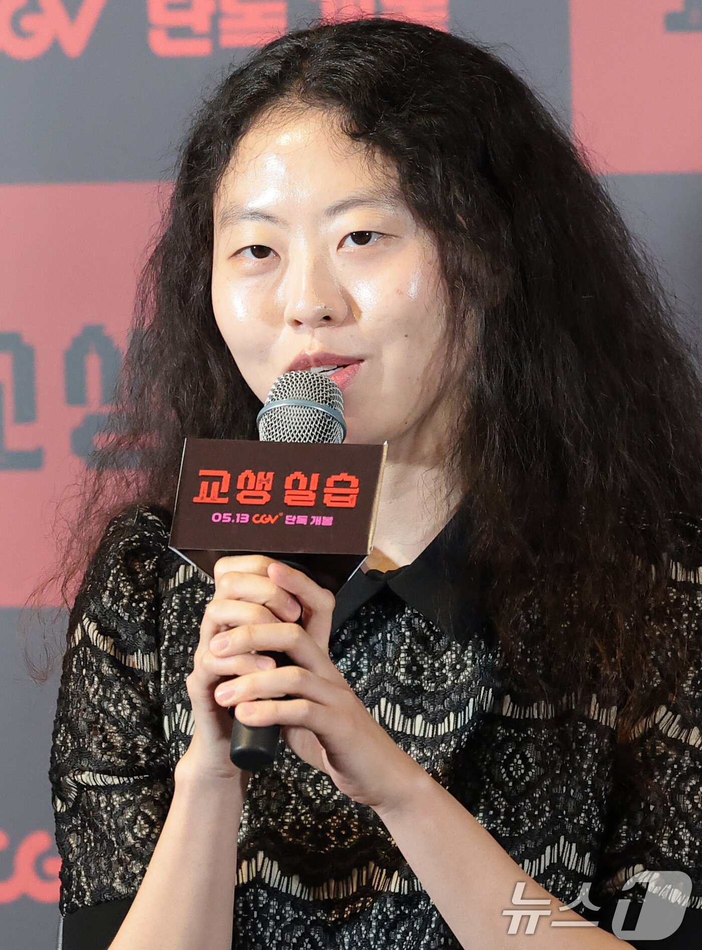 본문 이미지 - 배우 이화원이 29일 서울 용산구 CGV용산아이파크몰에서 열린 영화 '교생실습'(감독 김민하) 언론시사회에 참석해 인사말을 하고 있다. '교생실습'은 수능 귀신에 맞서 죽음의 모의고사를 치르게 된 열혈 MZ 교생 은경(한선화 분)과 흑마술 동아리 소녀들의 하이스쿨 '호러블리(호러+러블리)' 코미디 영화다. 2026.4.29 ⓒ 뉴스1 권현진 기자