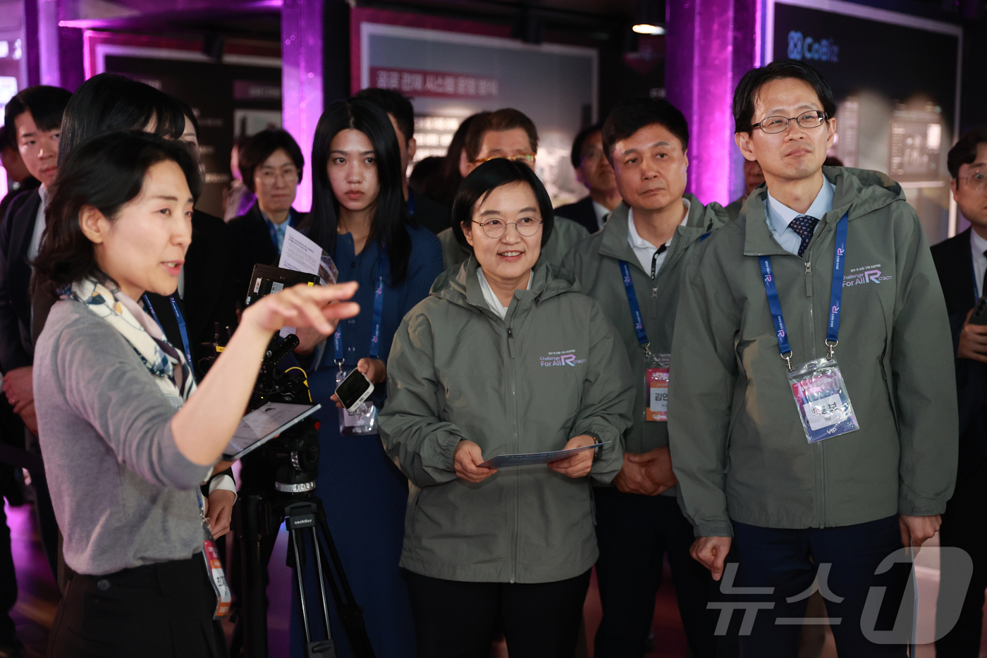 (서울=뉴스1) = 한성숙 중소벤처기업부 장관이 29일 서울 강남구 SJ쿤스트할레에서 열린 사업설명회에서 로봇 전시 부스를 둘러보고 있다. (중소벤처기업부 제공. 재판매 및 DB …