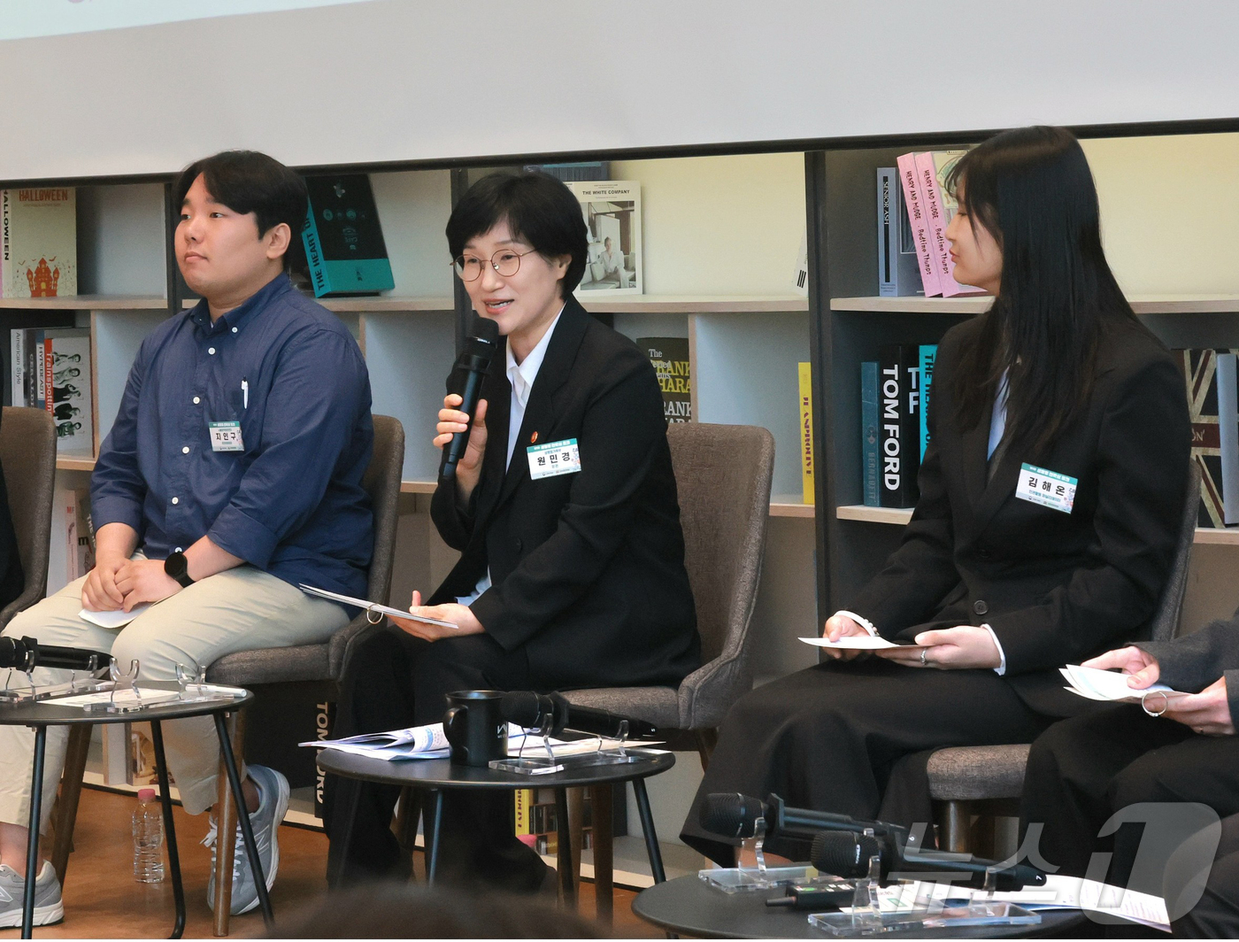 (서울=뉴스1) = 원민경 성평등가족부 장관이 29일 오후 서울 중구 커뮤니티하우스 마실에서 열린 '제 1차 성별균형 현장 정책제안 성평등 언박싱 토크'에 참석해 청년들과 함께 ' …
