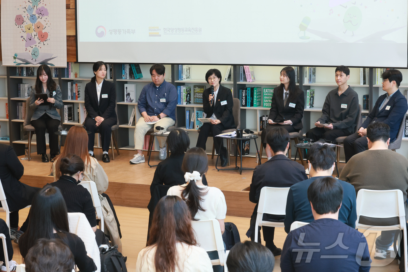 (서울=뉴스1) = 원민경 성평등가족부 장관이 29일 오후 서울 중구 커뮤니티하우스 마실에서 열린 '제 1차 성별균형 현장 정책제안 성평등 언박싱 토크'에 참석해 청년들과 함께 ' …