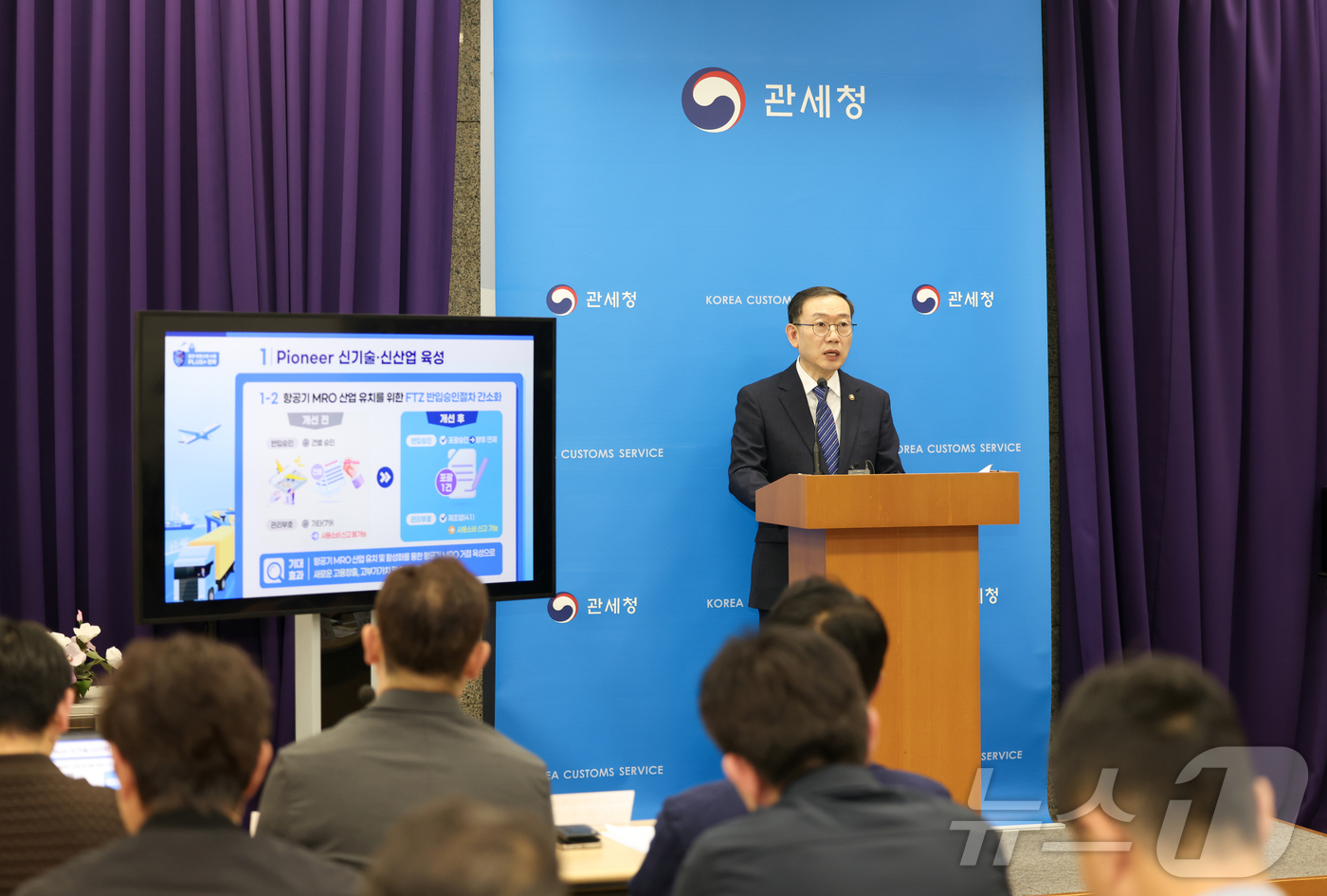 (서울=뉴스1) = 이명구 관세청장이 29일 오후 정부대전청사 기자실에서 '보세가공 수출 PLUS 전략'을 발표하고 있다. (관세청 제공. 재판매 및 DB 금지)  2026.4.2 …