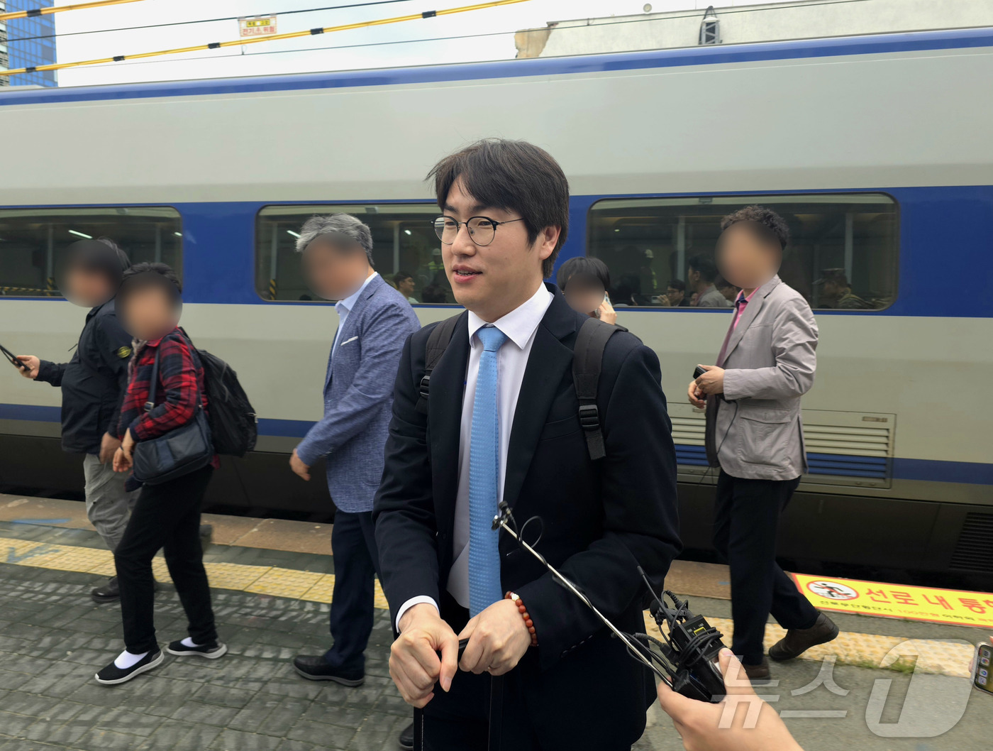 (부산=뉴스1) 이주현 기자 = 29일 하정우 전 대통령비서실 AI미래기획수석비서관이 부산 구포역에 도착해 취재진 질문에 답하고 있다. 하 전 수석은 오는 6월 3일 열리는 국회의 …