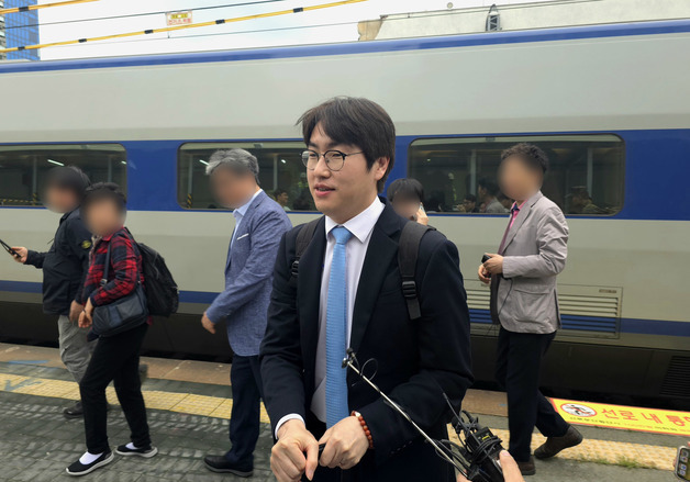 부산 구포역에 도착한 하정우 전 AI 수석