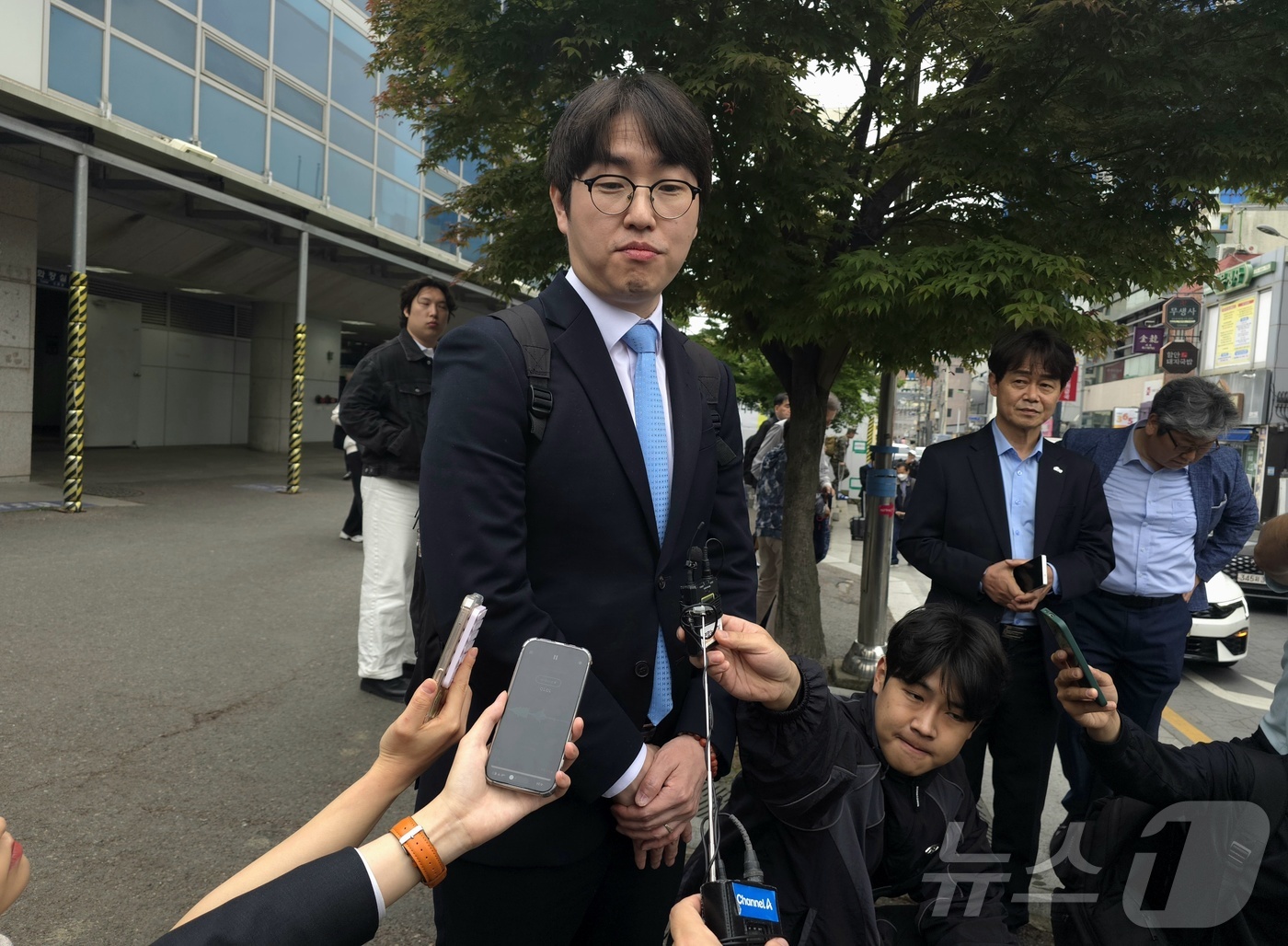 (부산=뉴스1) 이주현 기자 = 29일 하정우 전 대통령비서실 AI미래기획수석비서관이 부산 구포역에 도착해 취재진 질문에 답하고 있다. 하 전 수석은 오는 6월 3일 열리는 국회의 …