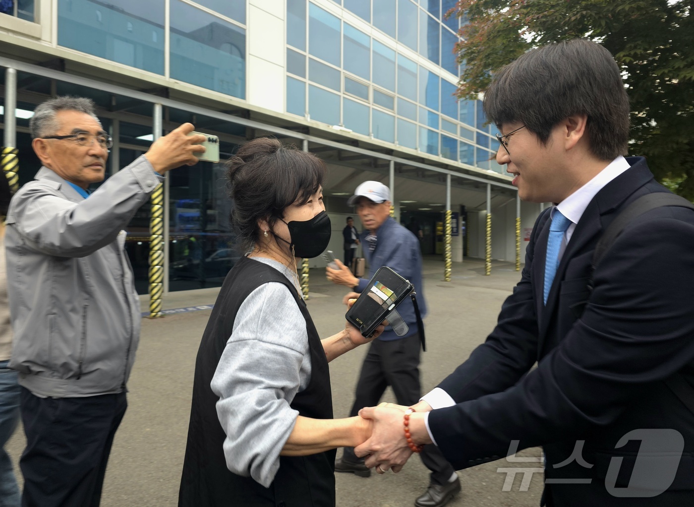 (부산=뉴스1) 이주현 기자 = 29일 하정우 전 대통령비서실 AI미래기획수석비서관이 부산 구포역에 도착해 주민과 인사를 나누고 있다. 하 전 수석은 오는 6월 3일 열리는 국회의 …