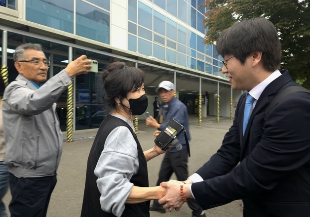 부산 구포역 앞에서 시민들과 인사나누는 하정우 전 청와대 AI 수석