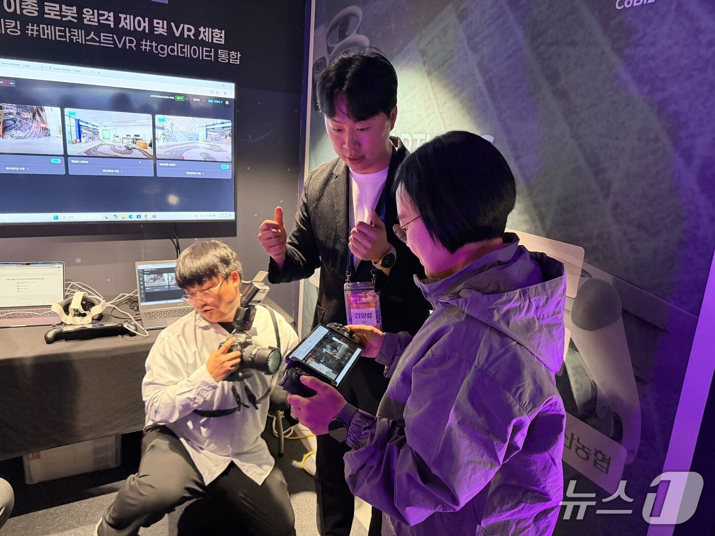 본문 이미지 - 한성숙 중기부 장관이 직접 로봇 운행을 체험해보고 있다. ⓒ뉴스1 신민경 기자