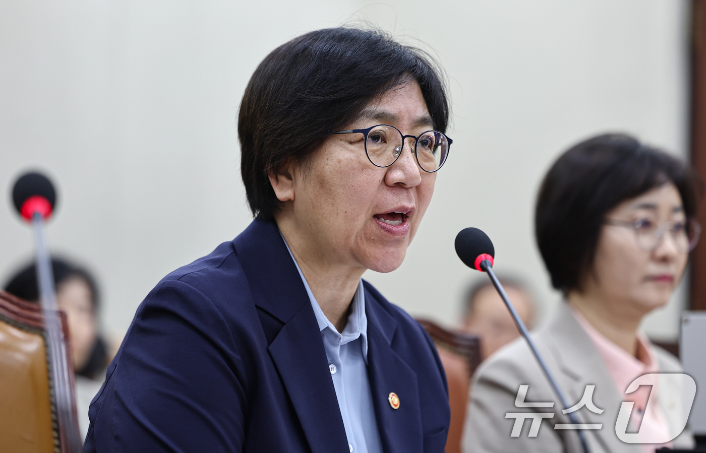 (서울=뉴스1) 김도우 기자 = 정은경 보건복지부장관이 29일 서울 여의도 국회에서 제434회 국회(임시회) 폐회중 열린 보건복지위원회 전체회의 제1차 전체회의에서 의원 질의에 답 …