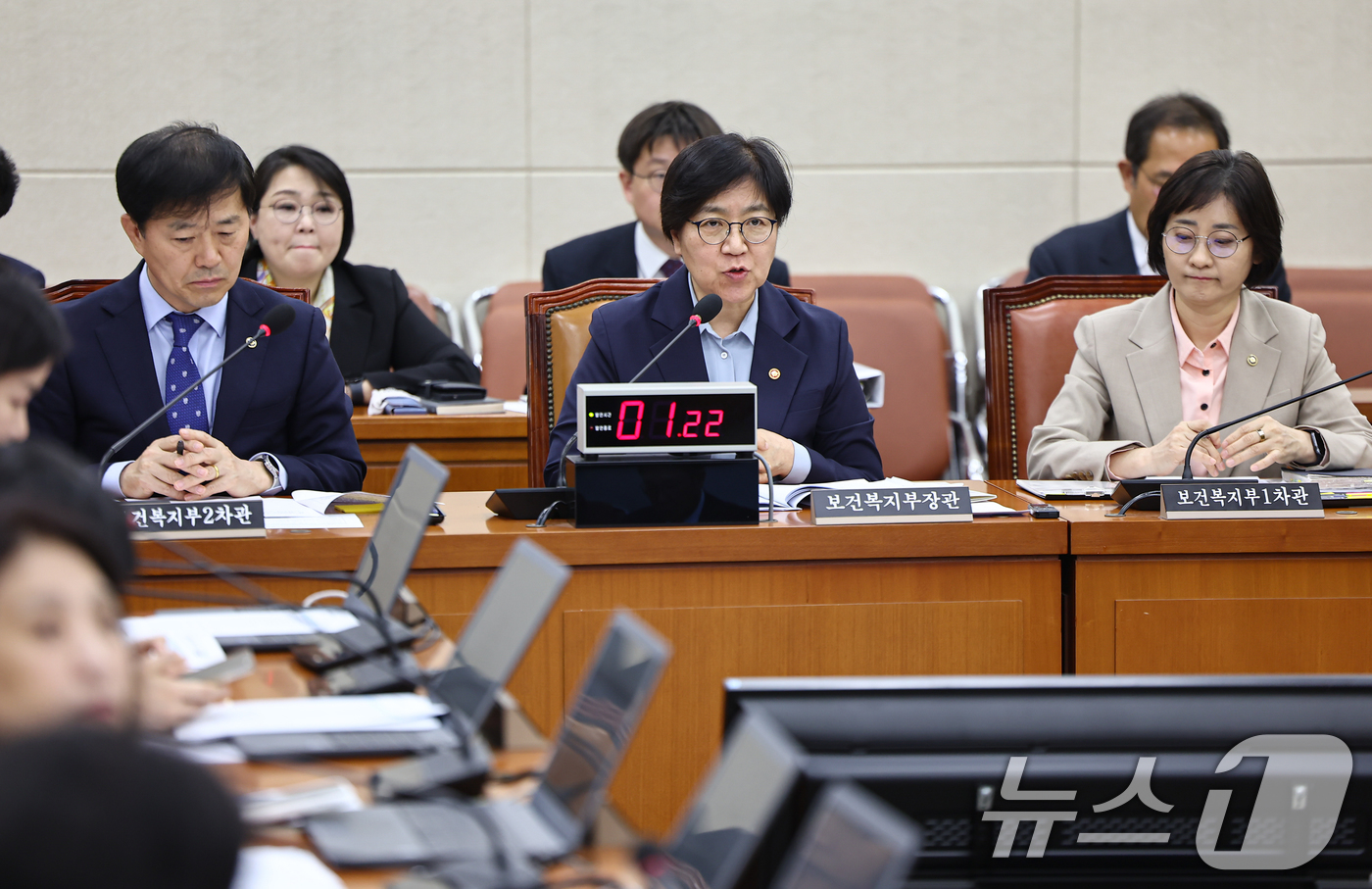 (서울=뉴스1) 김도우 기자 = 정은경 보건복지부장관이 29일 서울 여의도 국회에서 제434회 국회(임시회) 폐회중 열린 보건복지위원회 전체회의 제1차 전체회의에서 의원 질의에 답 …