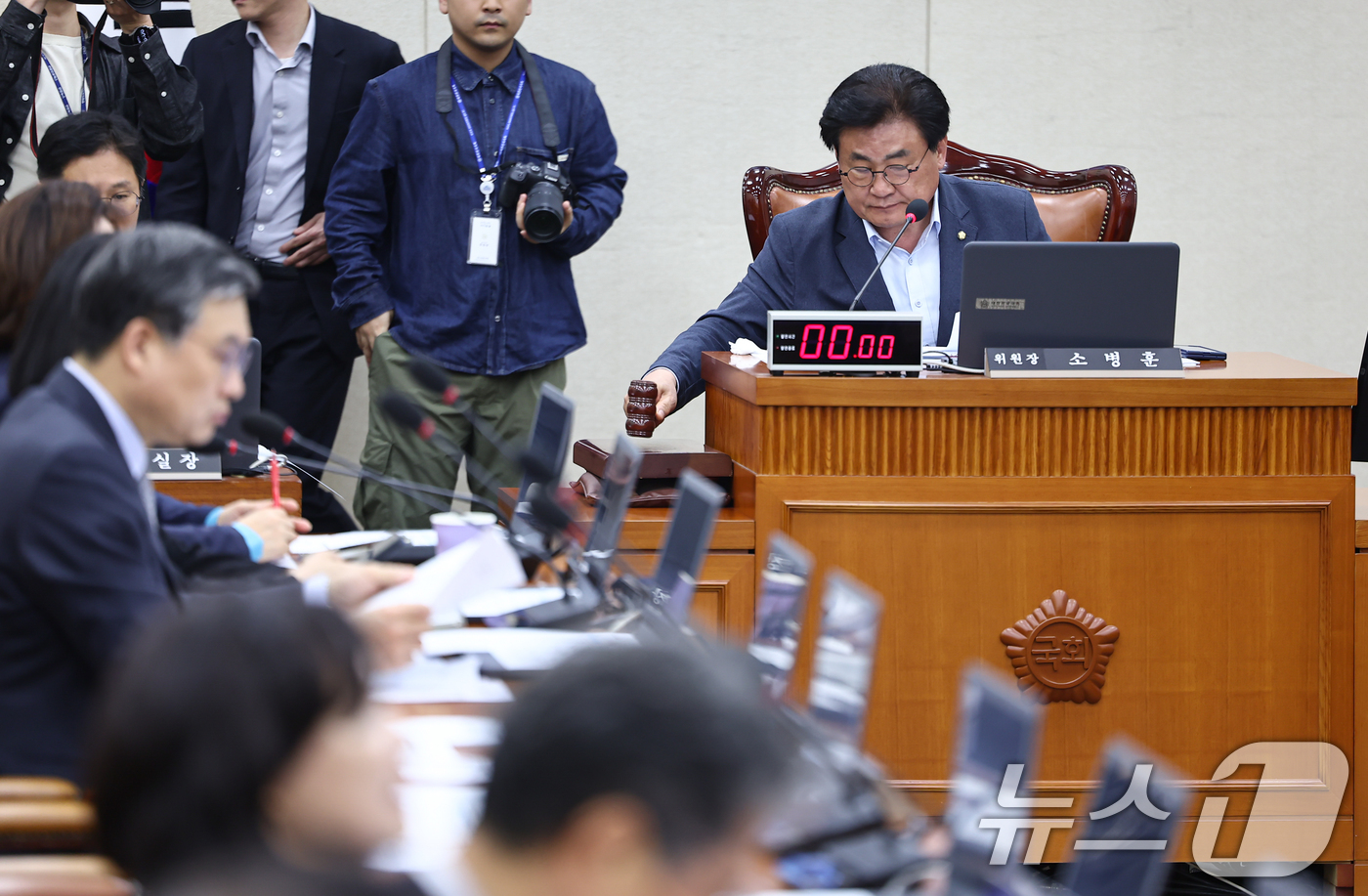 (서울=뉴스1) 김도우 기자 = 소병훈 보건복지위원장이 29일 서울 여의도 국회에서 제434회 국회(임시회) 폐회중 열린 보건복지위원회 전체회의 제1차 전체회의에서 의사봉을 두드리 …