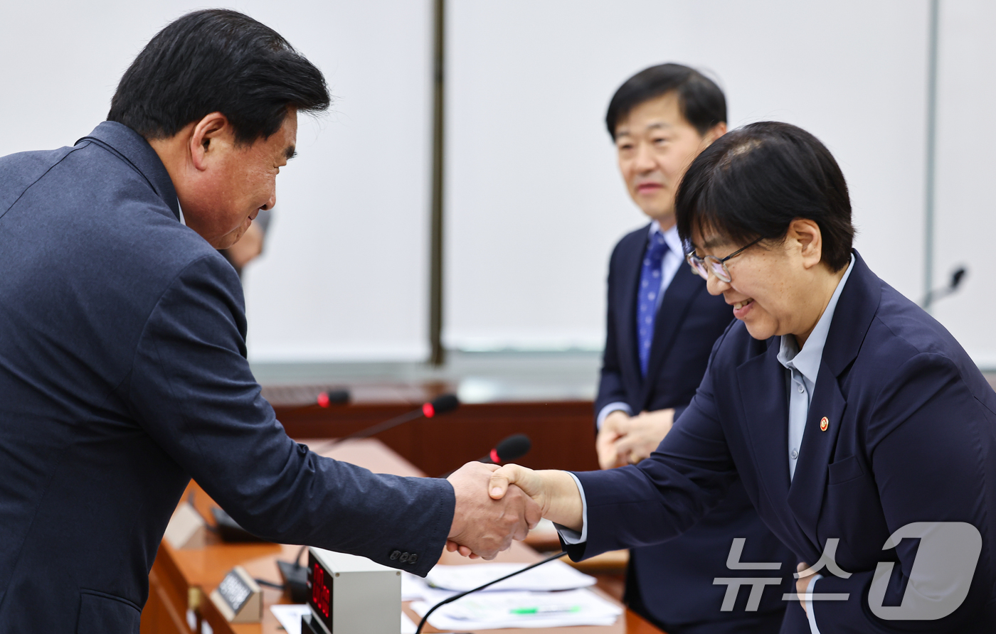 (서울=뉴스1) 김도우 기자 = 소병훈 보건복지위원장과 정은경 보건복지부장관이 29일 서울 여의도 국회에서 제434회 국회(임시회) 폐회중 열린 보건복지위원회 전체회의 제1차 전체 …