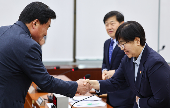 정은경 장관과 인사 나누는 소병훈 위원장