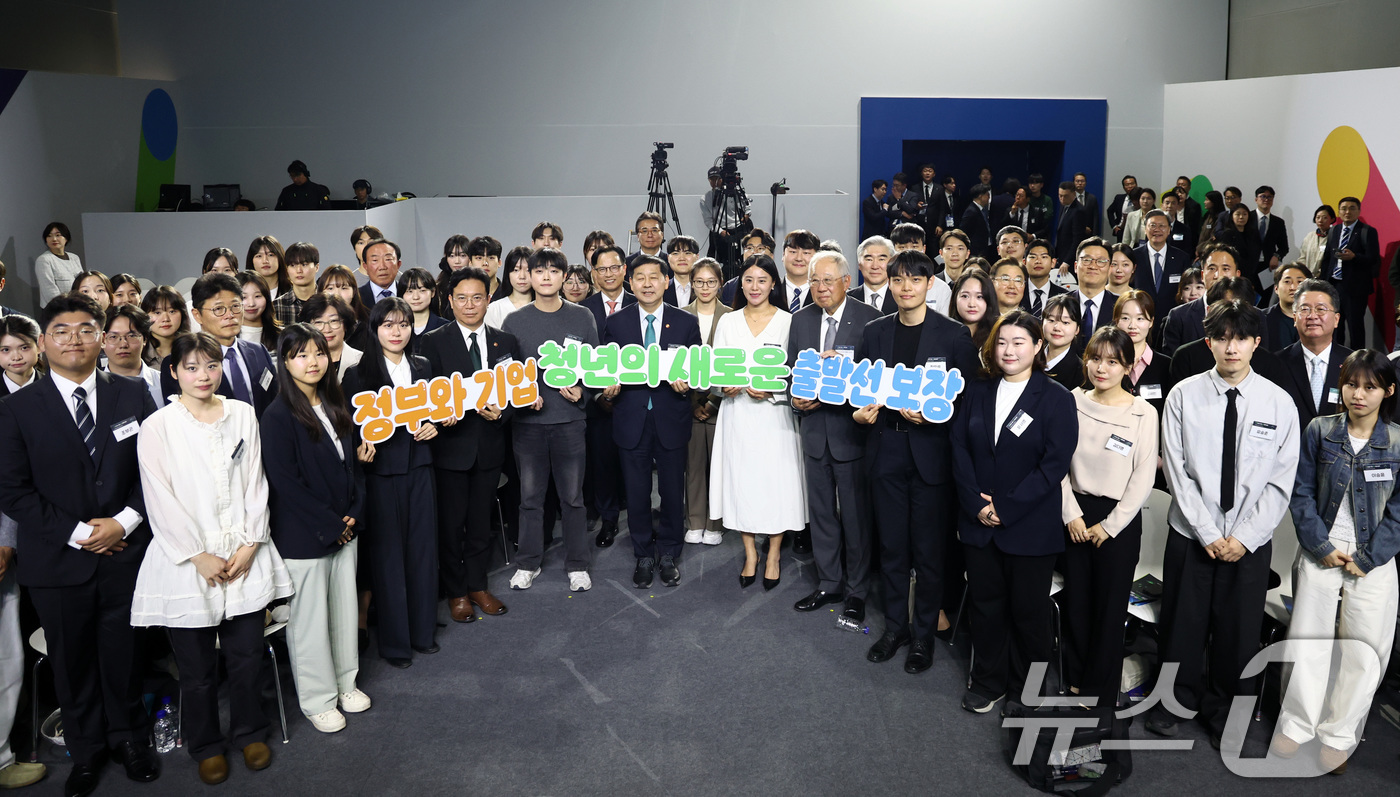 (서울=뉴스1) 최지환 기자 = 구윤철 경제부총리 겸 재정경제부 장관, 김영훈 고용노동부 장관, 류진 한국경제인협회 회장을 비롯한 참석자들이 29일 오후 서울 서초구 aT센터에서 …