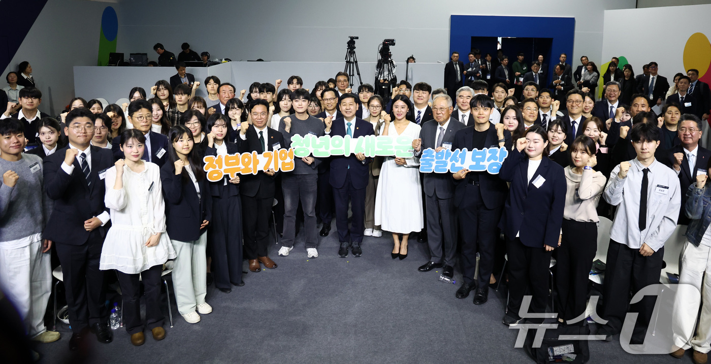 (서울=뉴스1) 최지환 기자 = 구윤철 경제부총리 겸 재정경제부 장관, 김영훈 고용노동부 장관, 류진 한국경제인협회 회장을 비롯한 참석자들이 29일 오후 서울 서초구 aT센터에서 …