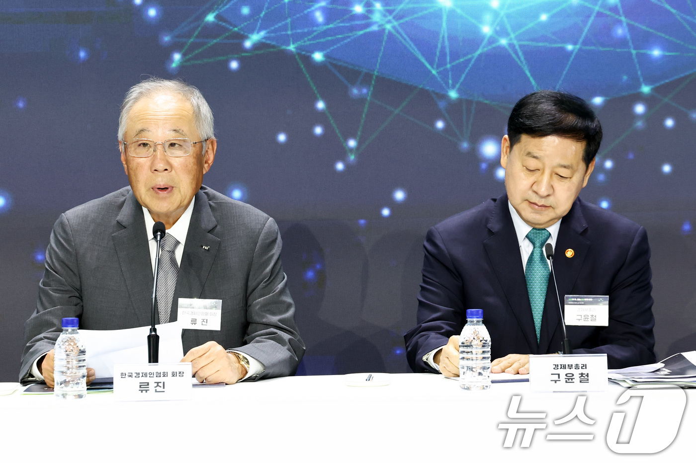 (서울=뉴스1) 최지환 기자 = 류진 한국경제인협회 회장이 29일 오후 서울 서초구 aT센터에서 열린 민관합동 청년뉴딜 보고회에서 인사말을 하고 있다. 2026.4.29/뉴스1