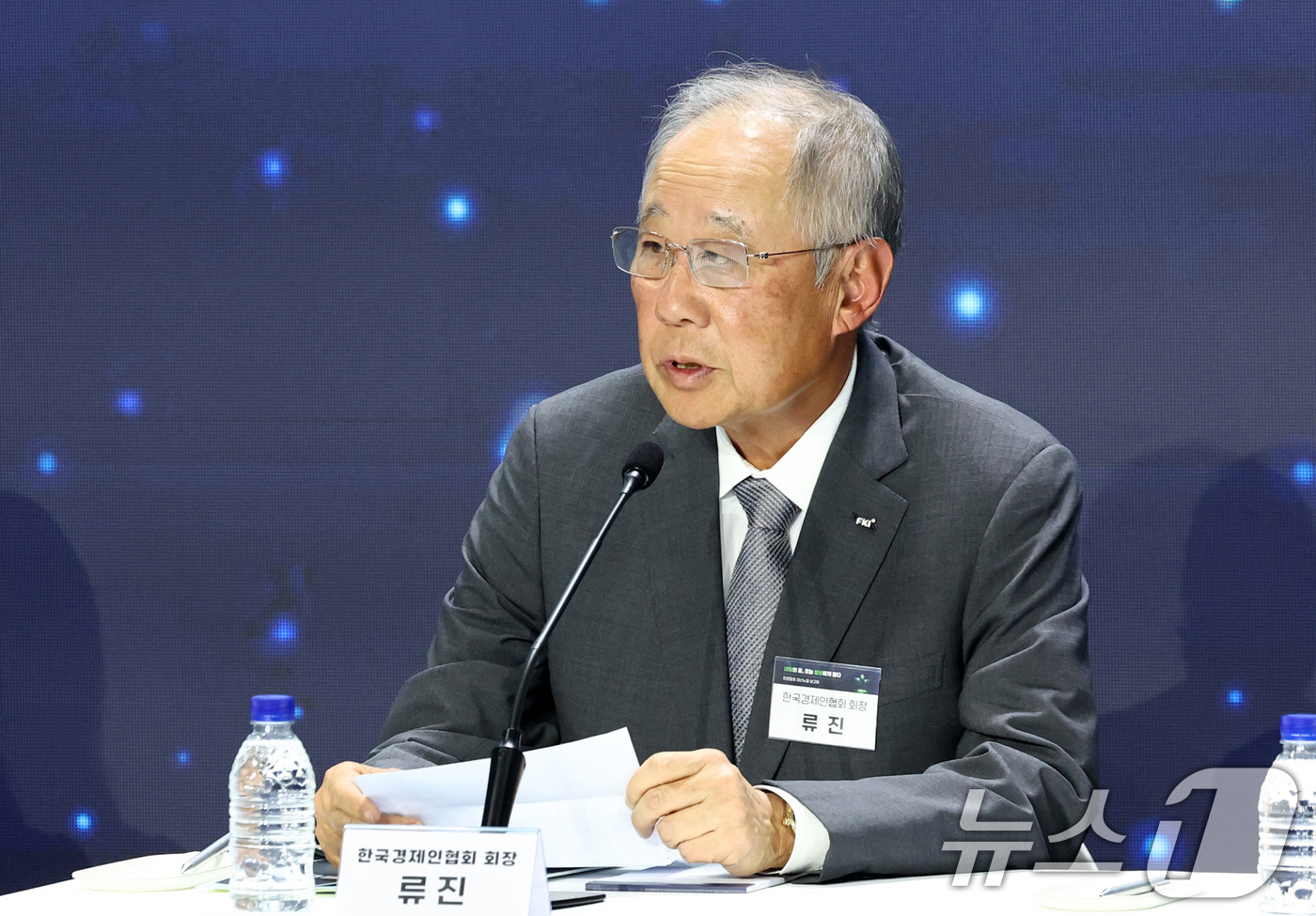 (서울=뉴스1) 최지환 기자 = 류진 한국경제인협회 회장이 29일 오후 서울 서초구 aT센터에서 열린 민관합동 청년뉴딜 보고회에서 인사말을 하고 있다. 2026.4.29/뉴스1