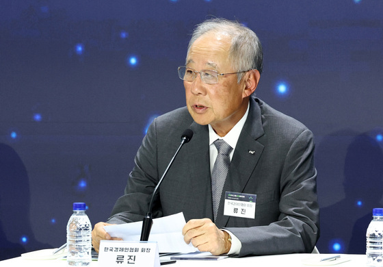 인사말하는 류진 한경협 회장