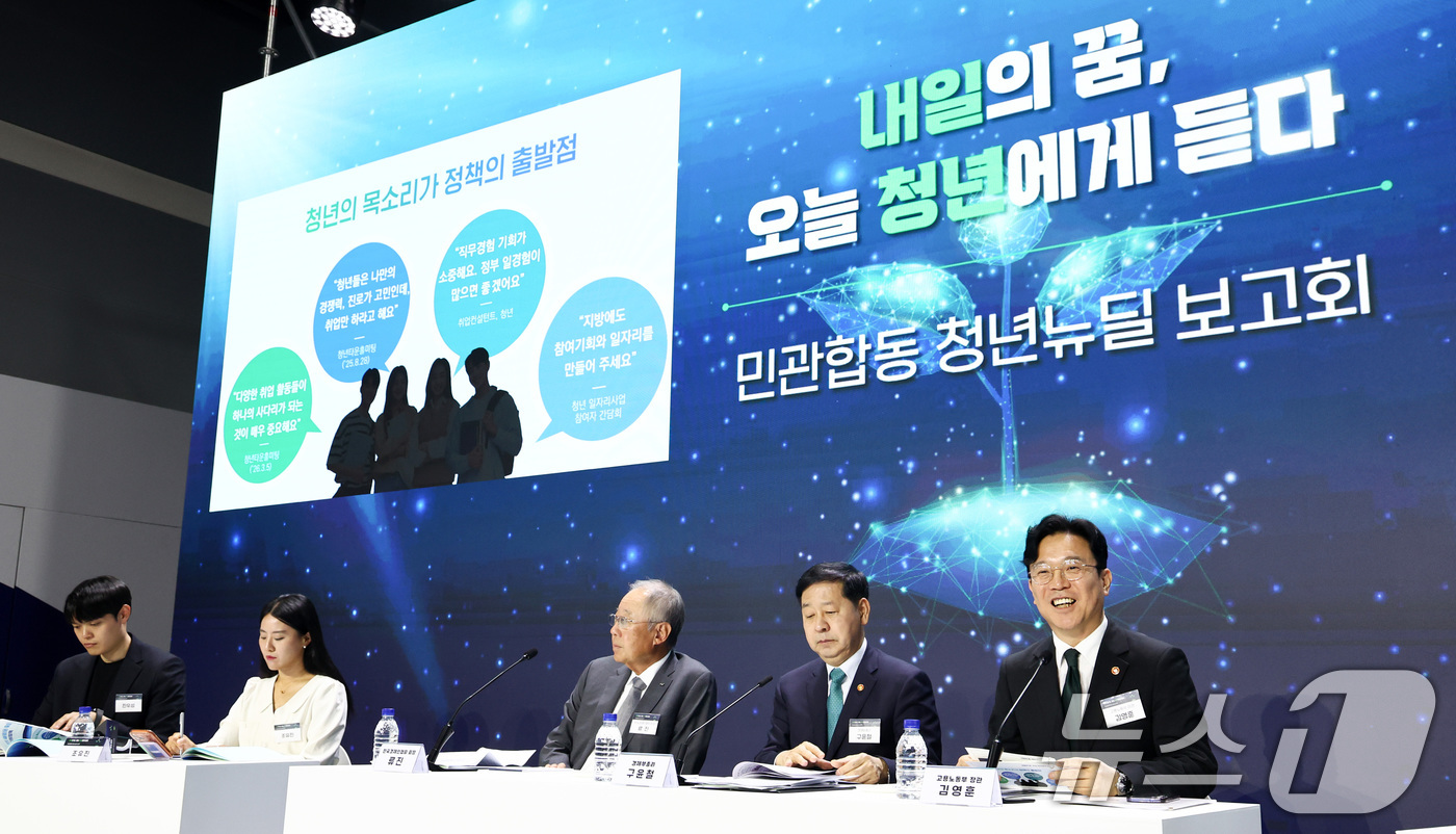 (서울=뉴스1) 최지환 기자 = 김영훈 고영노동부 장관이 29일 오후 서울 서초구 aT센터에서 열린 민관합동 청년뉴딜 보고회에서 청년뉴딜 세부계획을 발표하고 있다. 2026.4.2 …