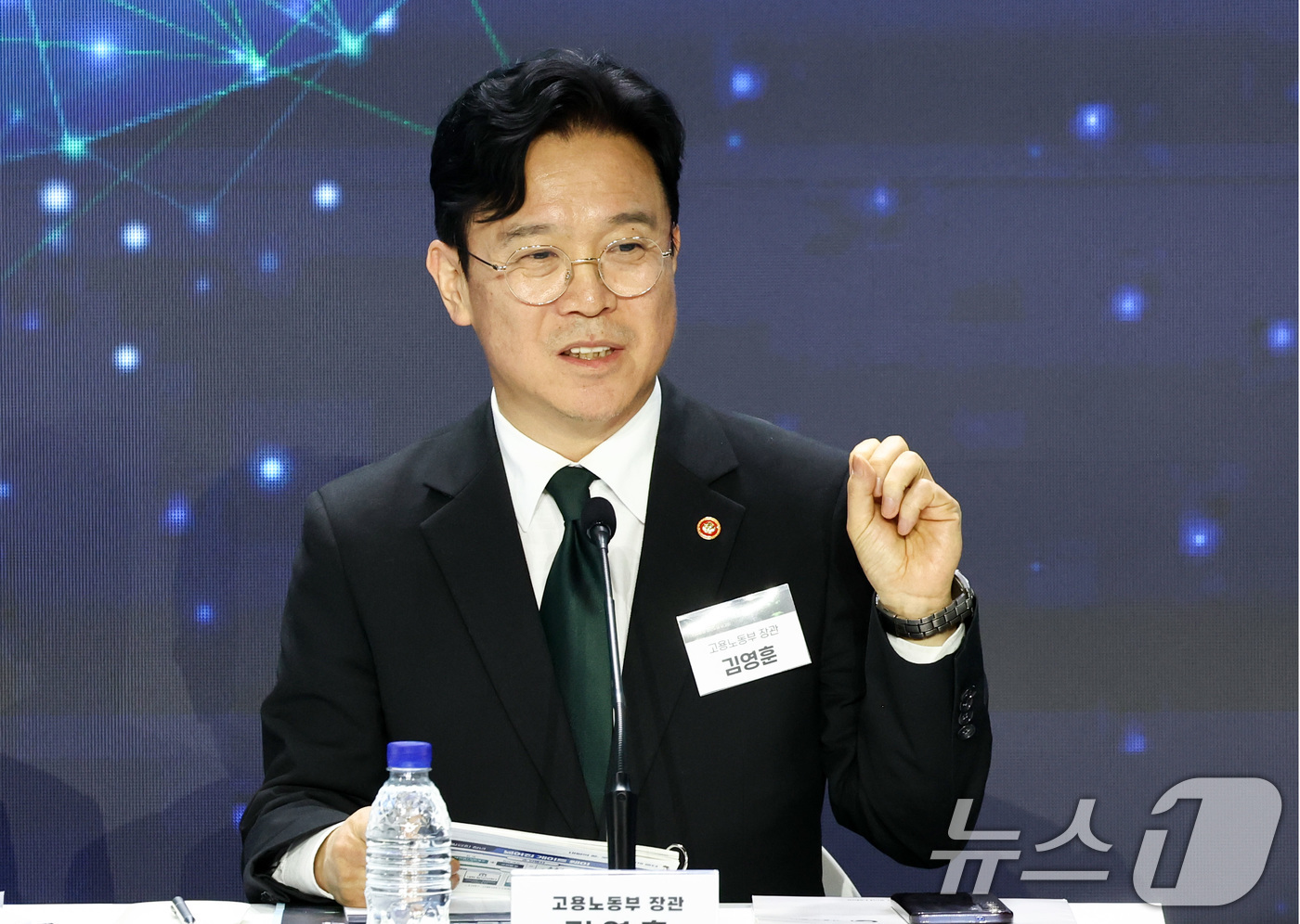 (서울=뉴스1) 최지환 기자 = 김영훈 고영노동부 장관이 29일 오후 서울 서초구 aT센터에서 열린 민관합동 청년뉴딜 보고회에서 청년뉴딜 세부계획을 발표하고 있다. 2026.4.2 …