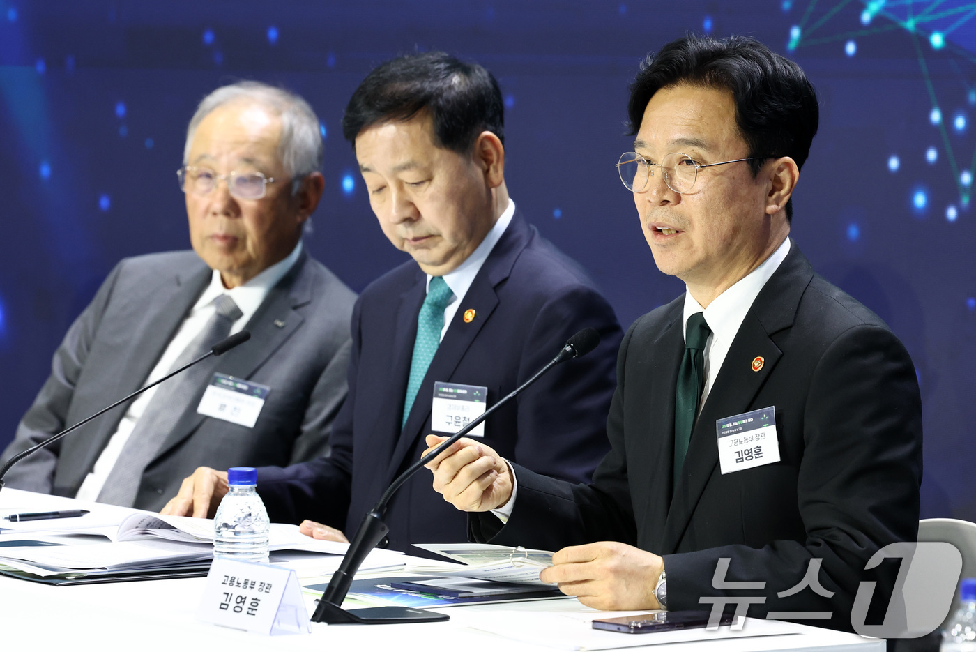 (서울=뉴스1) 최지환 기자 = 김영훈 고영노동부 장관이 29일 오후 서울 서초구 aT센터에서 열린 민관합동 청년뉴딜 보고회에서 청년뉴딜 세부계획을 발표하고 있다. 2026.4.2 …