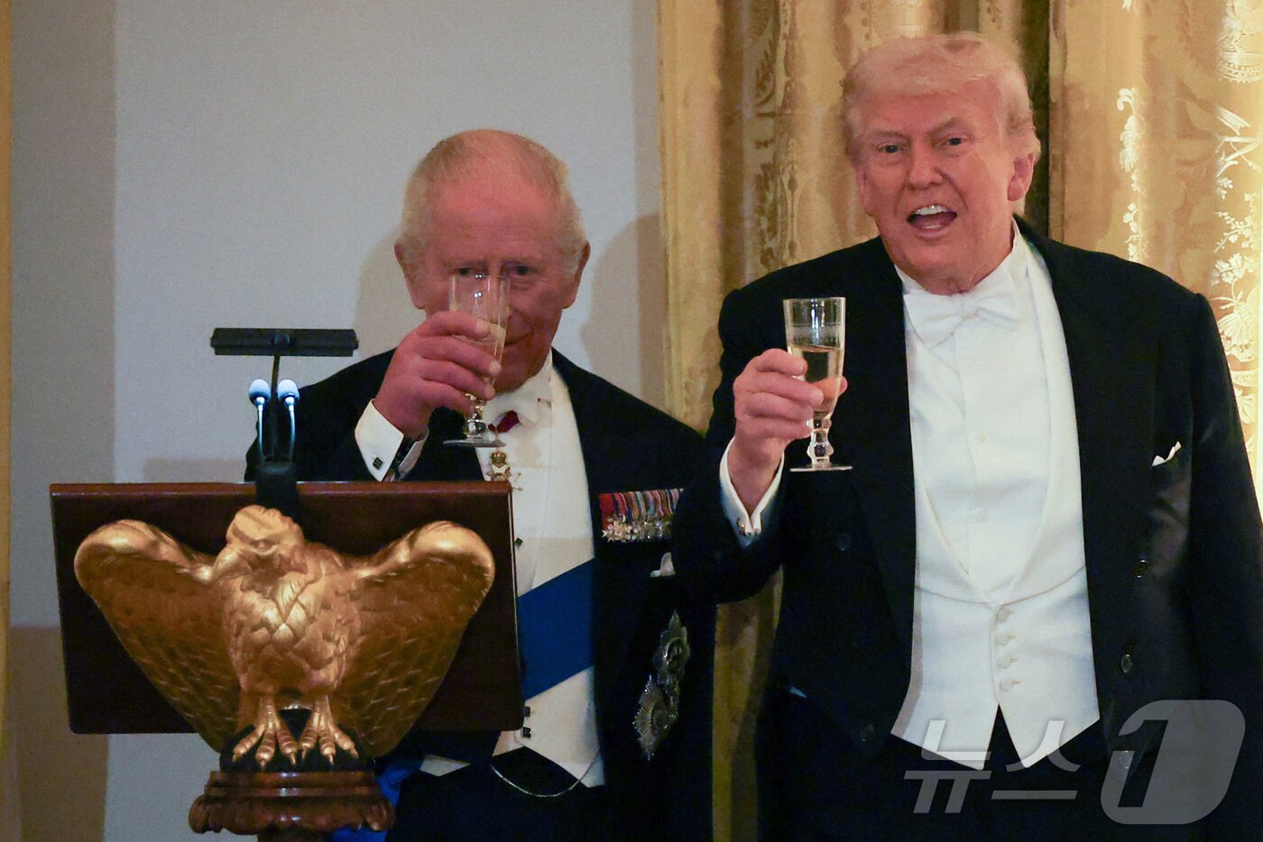 본문 이미지 - 백악관 국빈 만찬에서 건배사하는 찰스 3세 영국 국왕과 트럼프 미국 대통령. 2026.04.28 ⓒ 로이터=뉴스1