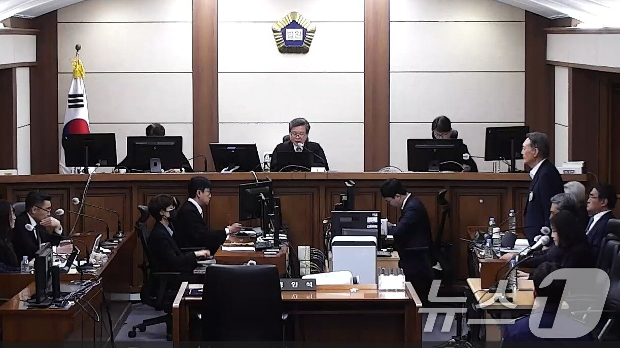 본문 이미지 - 특수공무집행방해·직권남용 권리행사방해 등의 혐의를 받는 윤석열 전 대통령이 지난달 29일 서울 서초구 서울고등법원에서 열린 항소심 선고공판에서 자리에서 일어나 주문을 듣고 있다. (서울고등법원 제공 영상 캡쳐. 재판매 및 DB 금지) 2026.4.29 ⓒ 뉴스1 오대일 기자