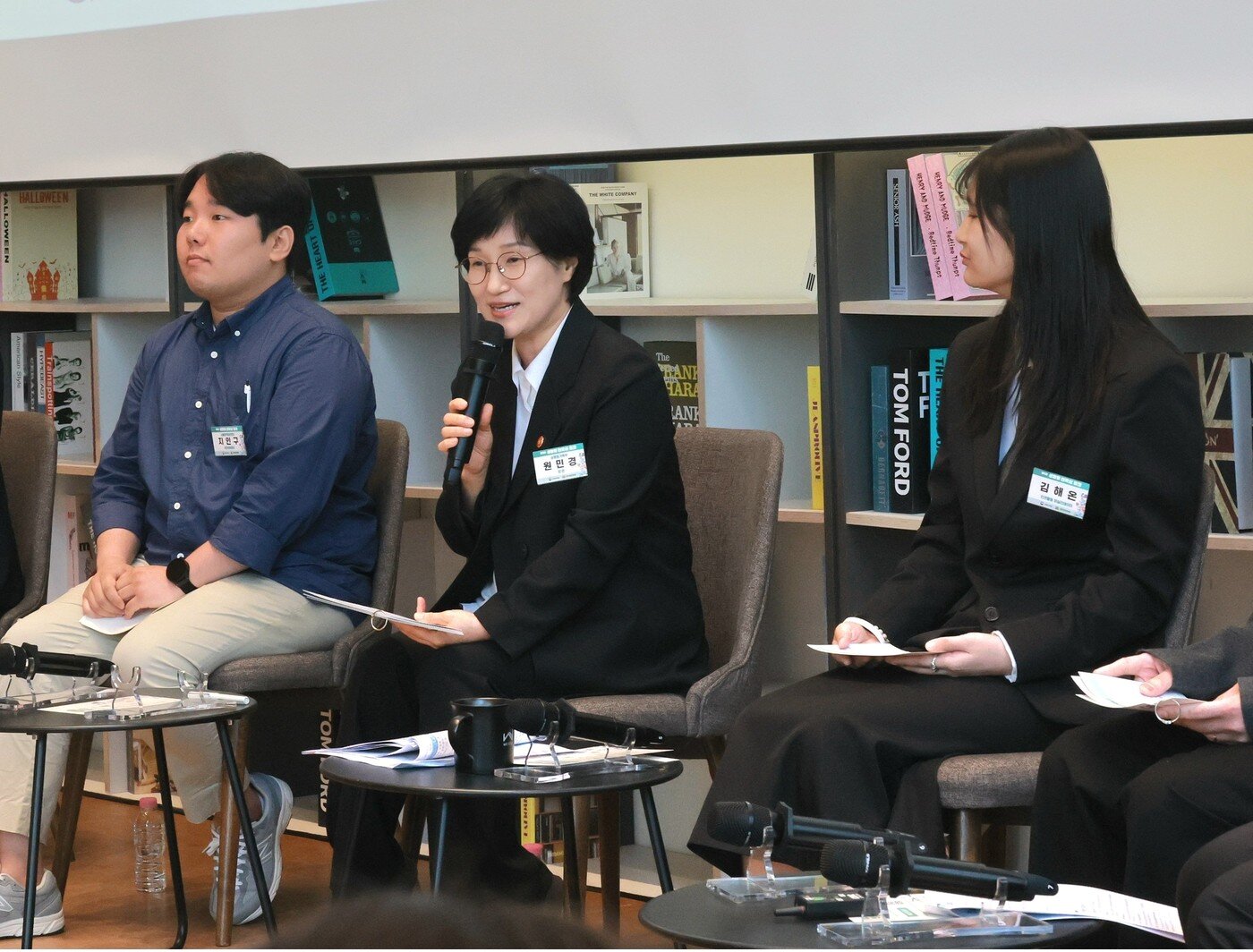 본문 이미지 - 원민경 성평등가족부 장관이 29일 오후 서울 중구 커뮤니티하우스 마실에서 열린 '제 1차 성별균형 현장 정책제안 성평등 언박싱 토크'에 참석해 청년들과 함께 '청년의 몸과 마음, 성별의 상자열기'를 주제로 대화하고 있다.(성평등부 제공)
