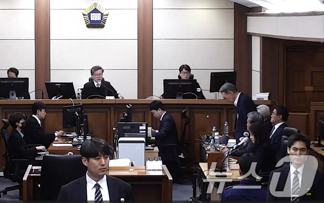 (서울=뉴스1) 오대일 기자 = 특수공무집행방해·직권남용 권리행사방해 등의 혐의를 받는 윤석열 전 대통령이 29일 서울 서초구 서울고등법원에서 열린 항소심 선고공판에서 징역 7년을 …