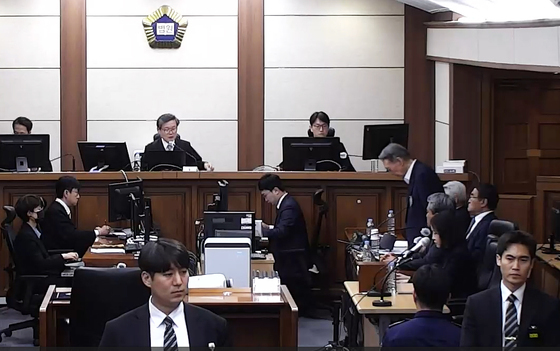 '징역 7년' 고개 숙인 尹