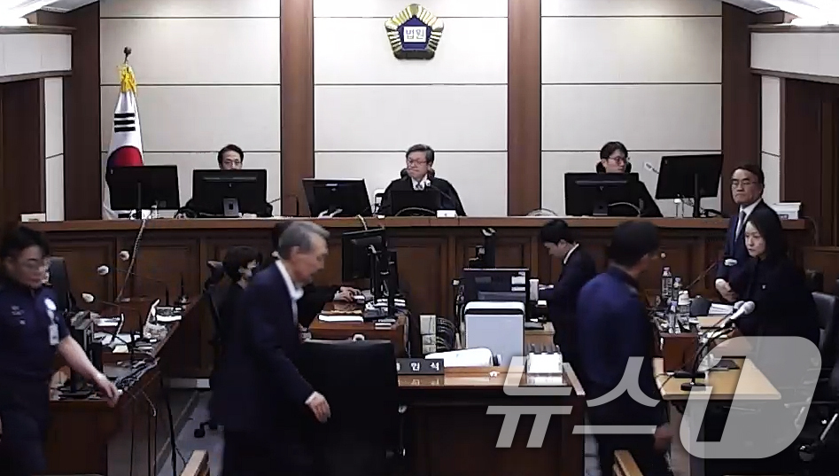 (서울=뉴스1) 오대일 기자 = 특수공무집행방해·직권남용 권리행사방해 등의 혐의를 받는 윤석열 전 대통령이 29일 서울 서초구 서울고등법원에서 열린 항소심 선고공판에 출석하고 있다 …