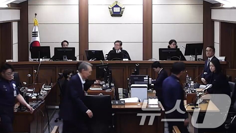 본문 이미지 -  윤석열 전 대통령이 4월 29일 서울 서초구 서울고등법원에서 열린 항소심 선고공판에 출석하고 있다. (서울고등법원 제공 영상 캡쳐. 재판매 및 DB 금지) 2026.4.29 ⓒ 뉴스1 오대일 기자