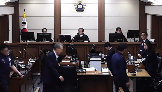 법정 들어서는 윤석열 전 대통령