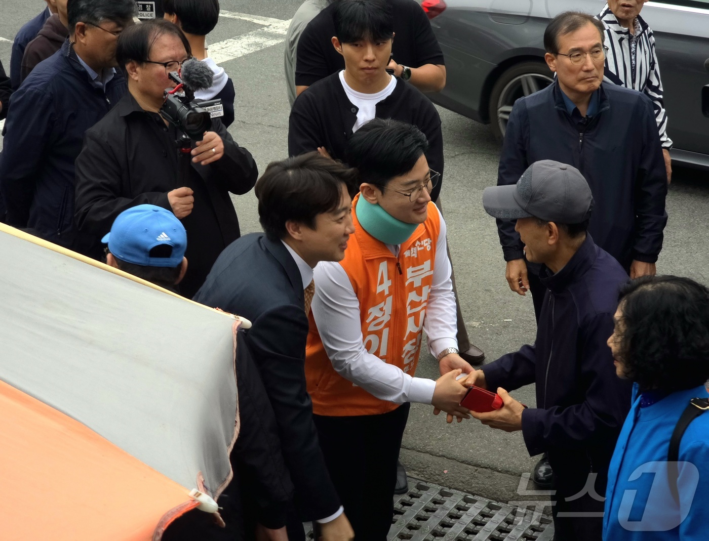 (부산=뉴스1) 이주현 기자 = 정이한 개혁신당 부산시장 후보가 29일 이준석 당대표와 함께 구포시장을 찾아 시민들과 인사를 나누고 있다. 정 후보는 지난 27일 부산 금정구 모처 …