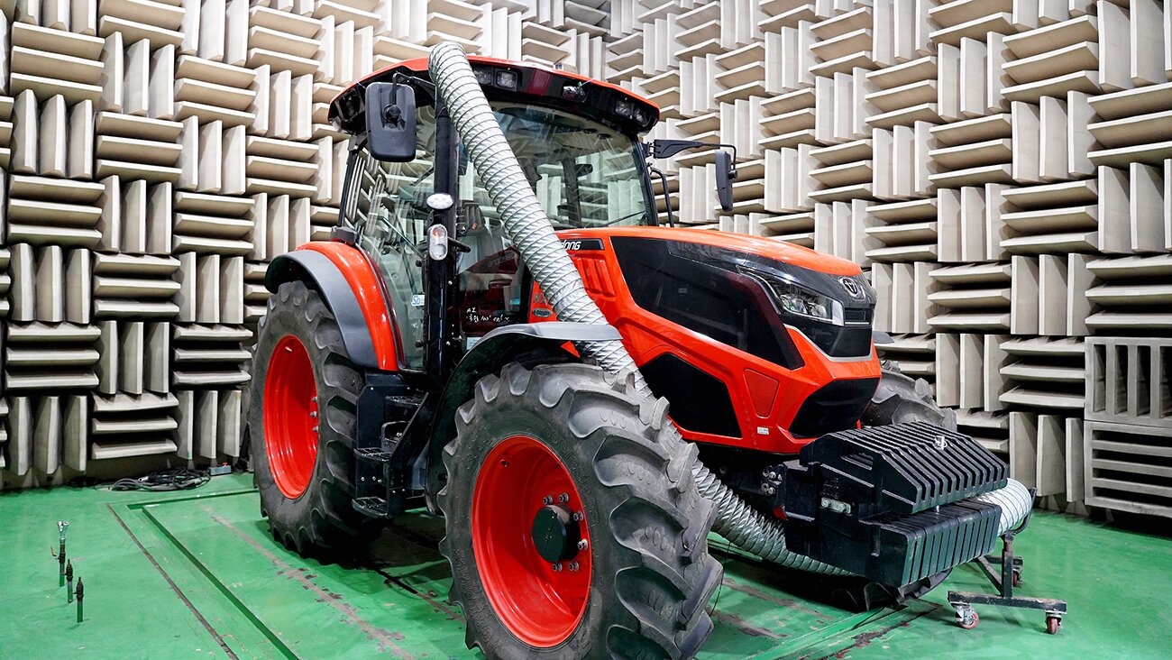 본문 이미지 - 김재옥 대동 차량시험팀장이 2026 대동 테크데이에서 트랙터 시험 현장 투어를 진행하고 있다. 2026.4.28 뉴스1 ⓒ News1 (대동 제공)