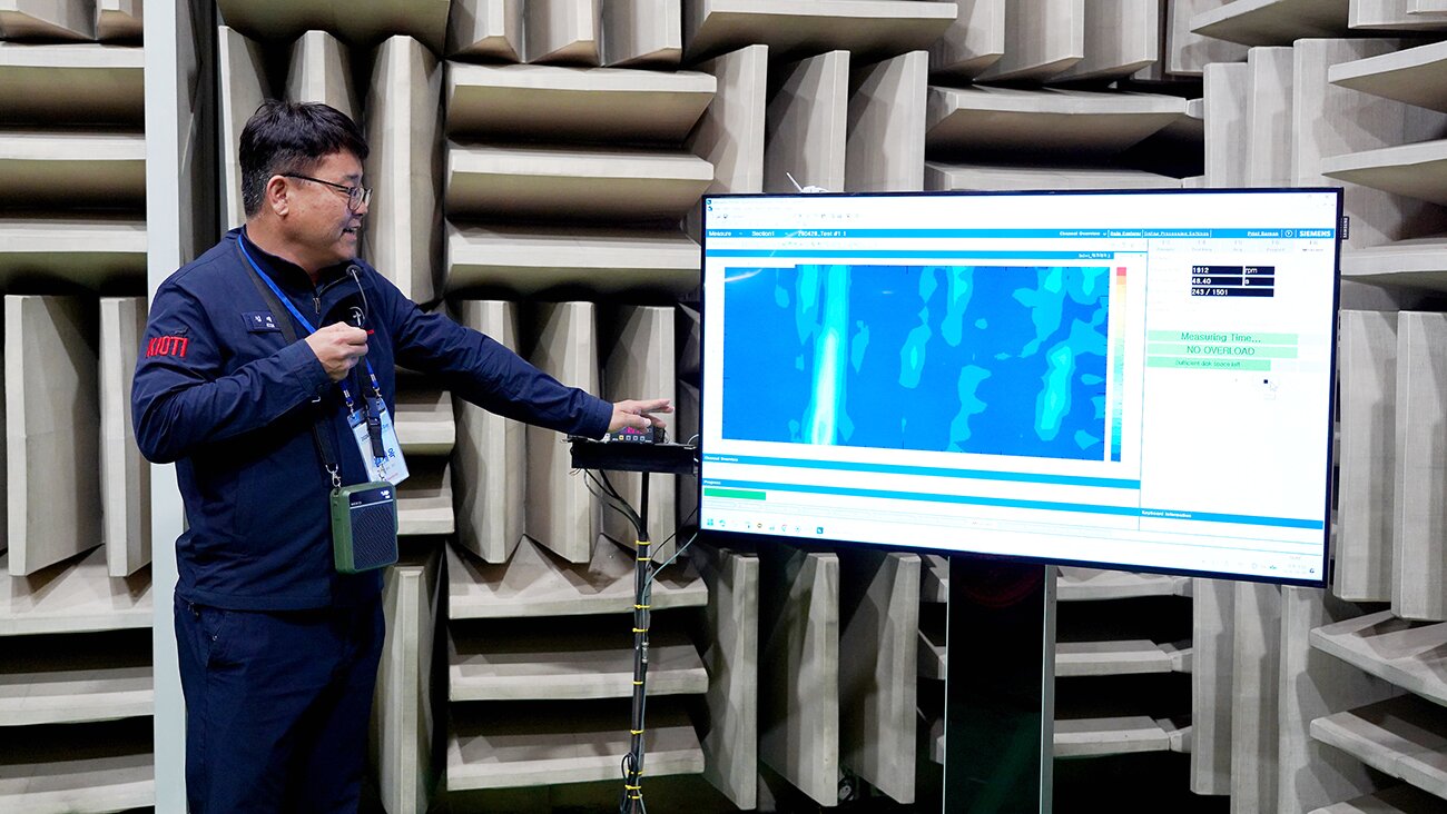 본문 이미지 - 김재옥 대동 차량시험팀장이 2026 대동 테크데이에서 트랙터 시험 현장 투어를 진행하고 있다. 2026.4.28 뉴스1 ⓒ News1 (대동 제공)
