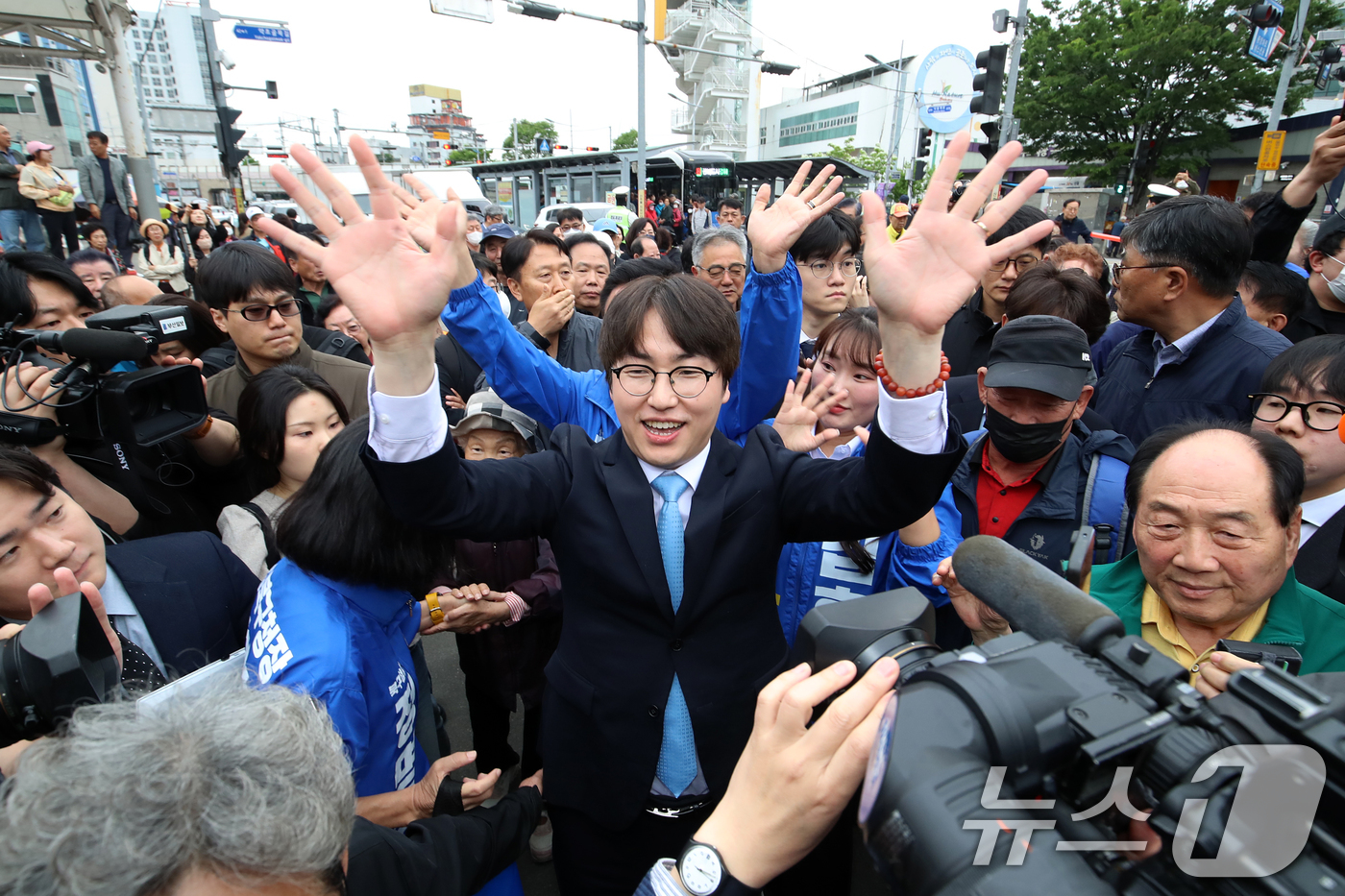 (부산=뉴스1) 윤일지 기자 = 하정우 전 청와대 AI미래기획수석이 29일 오후 부산 북구 구포시장을 찾아 상인들과 인사를 하고 있다.하 전 수석은 전재수 의원이 당 부산시장 후보 …